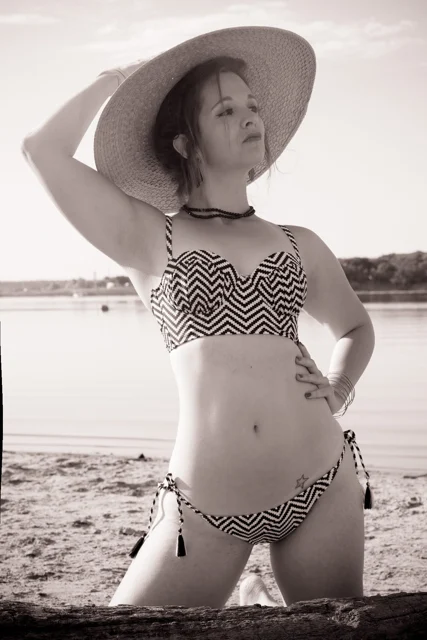 Lia in vintage-style swimwear and a wide-brimmed hat